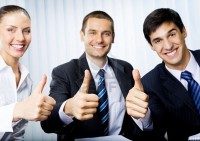 /album/fotogaleria-inicio/a8773366-happy-sonriendo-exitosos-empresarios-gesturing-en-la-oficina-se-centran-en-las-manos-jpg/
